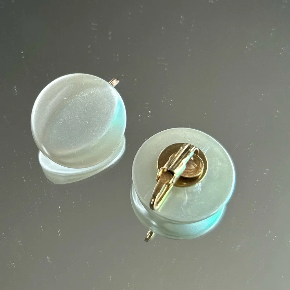 Antique Pearly White Clip-on Earrings - Picture 4 of 10